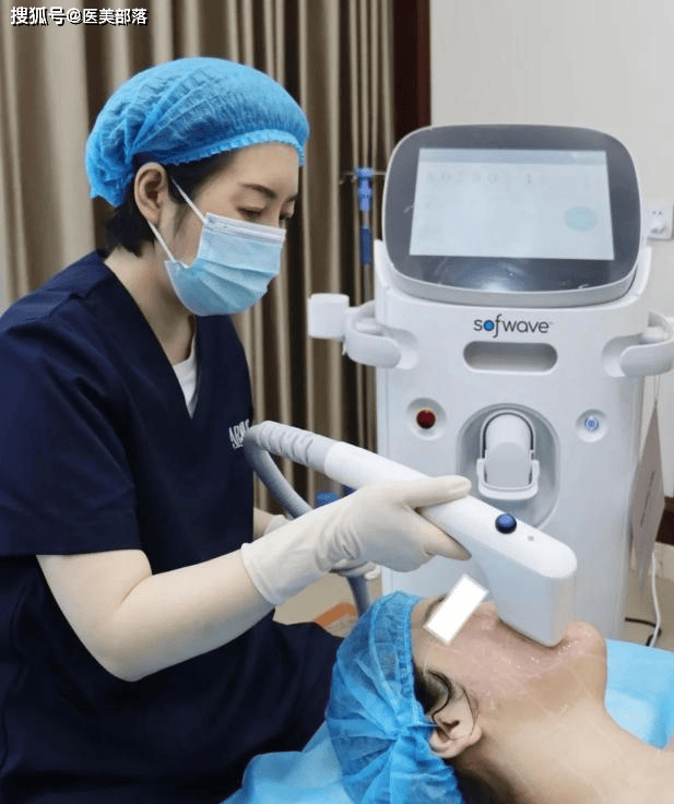 素夫波：国内首款「去皱+提升」国际双认证SofWave®「超声治疗仪」完成「首例应用」